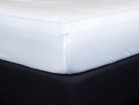 Boxlagen i hvid på madras