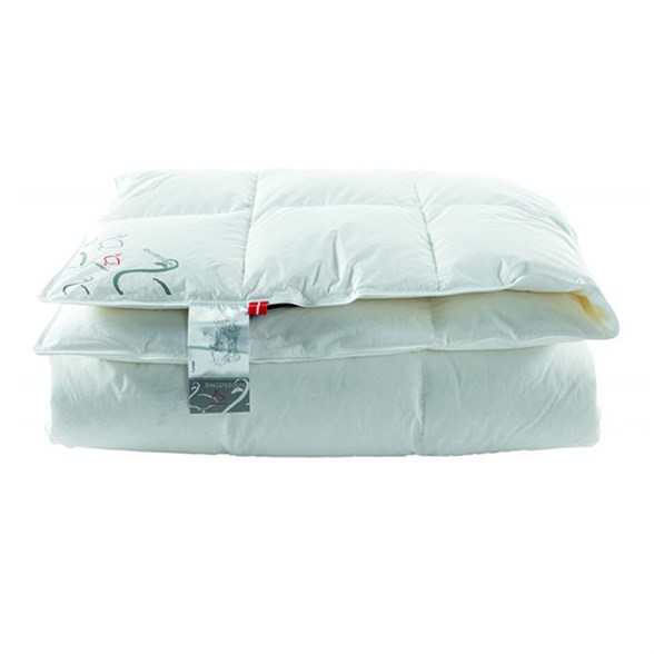 Ringsted Dun, Dyne - Fyrtøjet - 550g gåsedun - lun helårsdyne - 140x220 cm Billede af Ringsted Dun, Dyne - Fyrtøjet - 550g gåsedun - lun helårsdyne - 140x220 cm