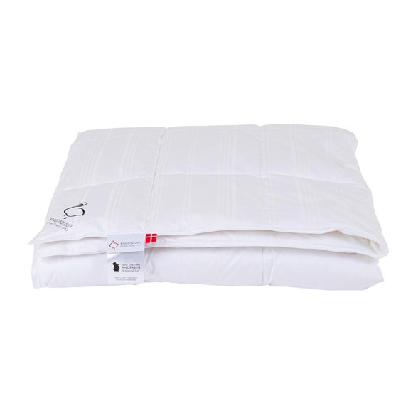 Ringsted Dun, Dyner - Den lille pige - sval helårsdyne - 350g gåsedun - 140x200 cm Billede af Ringsted Dun, Dyner - Den lille pige - sval helårsdyne - 350g gåsedun - 140x200 cm