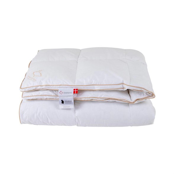 Ringsted Dun, Dyner - Svinedrengen - varm helårsdyne - 870g moskusdun - 140x220 cm Billede af Ringsted Dun, Dyner - Svinedrengen - varm helårsdyne - 870g moskusdun - 140x220 cm