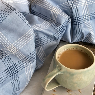 alvin sengetøj 140x200 blå tern med kaffe i seng