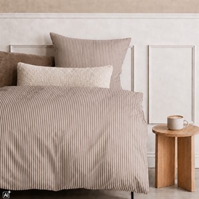 blokhus 240x220 sengetøj taupe på redt send med kaffe