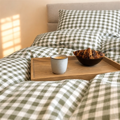 check krepp sengetøj på redt seng med bakke