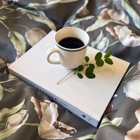 Luna Denmark sengesættet har et smukt print af smukke blomster på en grå baggrund.