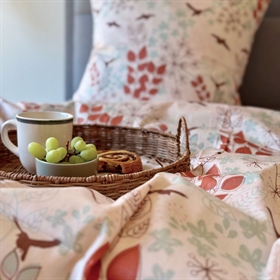 Sengesættet fra Luna Denmark har et smukt print af blomster og fugle