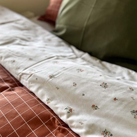 Sengesættet fra Luna Denmark har et smukt print af små blomster