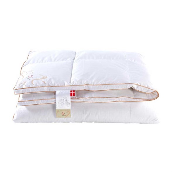 Ringsted Dun, Dyner - Svinedrengen - lun helårsdyne - 650g moskusdun - 140x200 cm Billede af Ringsted Dun, Dyner - Svinedrengen - lun helårsdyne - 650g moskusdun - 140x200 cm